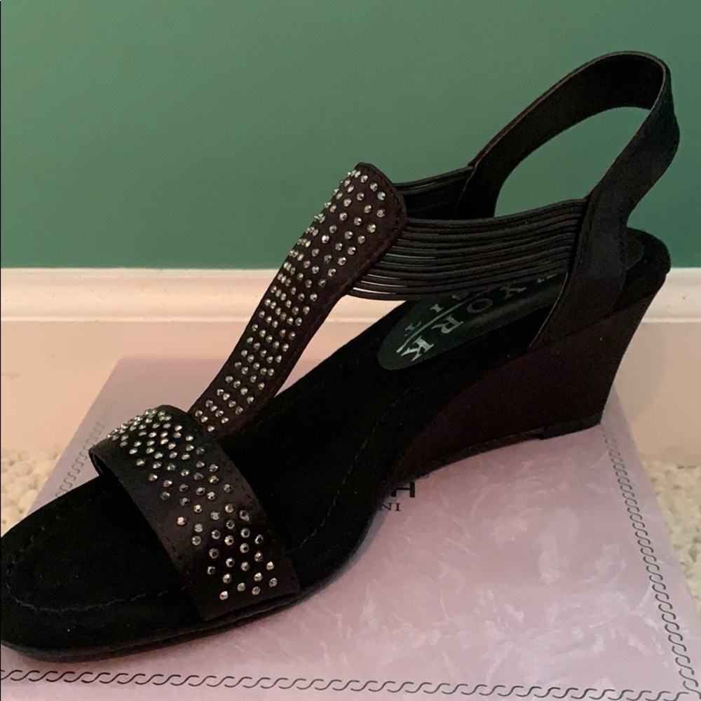 Black wedges